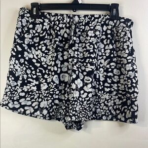West Loop High Waist Floral Shorts Black and White L XL